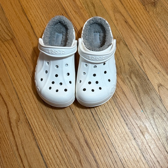 CROCS NWOT White with Gray Fleece Lining - Picture 2 of 5